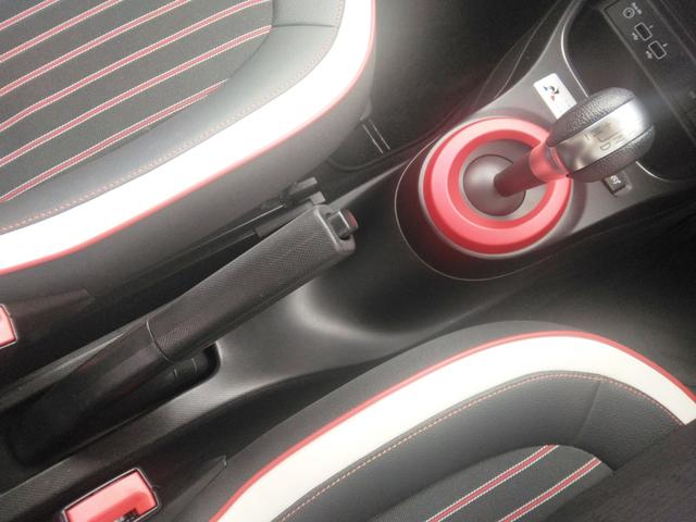 トゥインゴ ルコックスポルティフ　１５０台限定車　コーナリングランプ機能付フォグランプ　専用１６インチＡＷ　シートヒーター　バックカメラ　ディスプレイオーディオ　Ｂｌｕｅｔｏｏｔｈ　ＥＴＣ　ドライブレコーダー　専用キッキングプレート（23枚目）