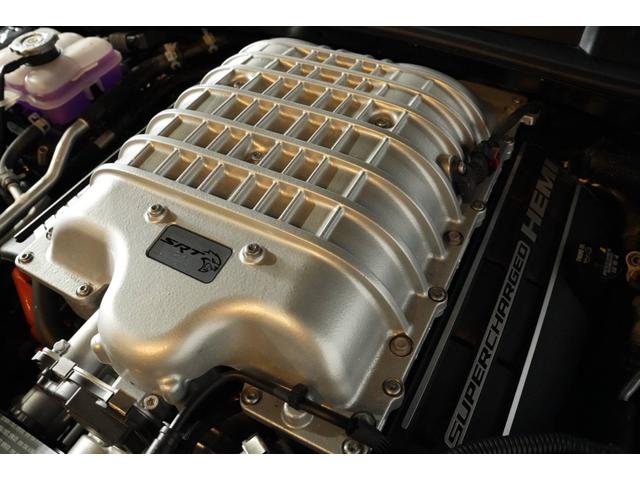 ＳＲＴ　ヘルキャットワイド　新車・ジェイルブレイク・ラストコール・ヘルキャットロゴ入りアルカンタラコンビレザーシート　サンルーフ　レッドキャリパー　パークセンサー(27枚目)