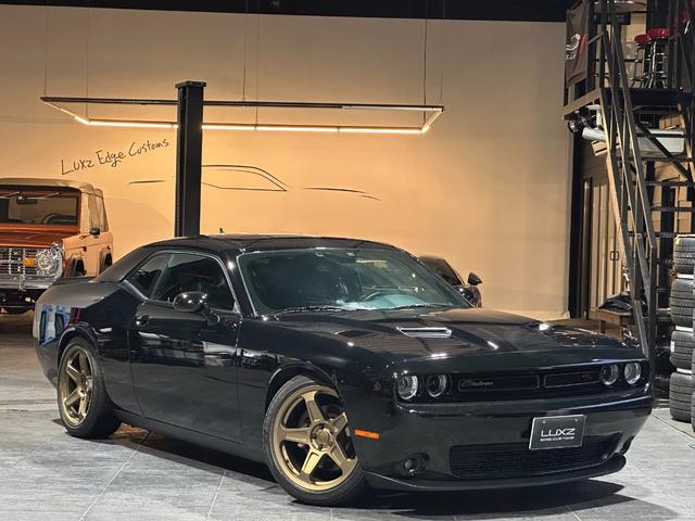 ダッジ・チャレンジャー ＳＸＴ　プラス　社外ＧＯＬＤ５スポーク２０インチアルミホイール　ブラックレザーシート　サンルーフ　ＡｐｐｌｅＣａｒＰｌａｙ　ＡｎｄｒｏｉｄＡｕｔｏ　バックカメラ　ＨＵＲＳＴフロアマット　ＥＴＣ（2枚目）