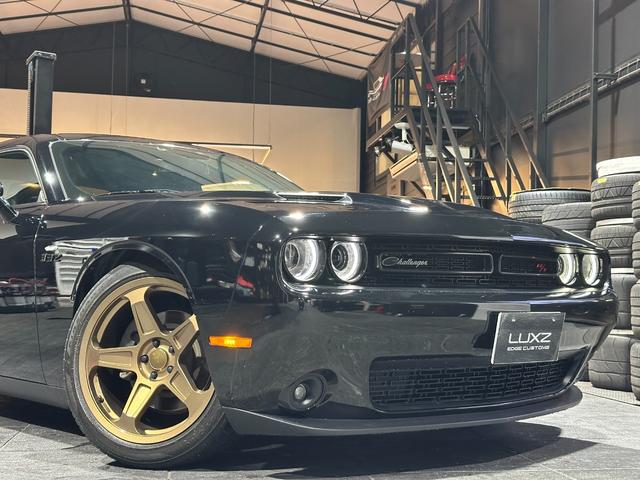 ダッジ・チャレンジャー ＳＸＴ　プラス　社外ＧＯＬＤ５スポーク２０インチアルミホイール　ブラックレザーシート　サンルーフ　ＡｐｐｌｅＣａｒＰｌａｙ　ＡｎｄｒｏｉｄＡｕｔｏ　バックカメラ　ＨＵＲＳＴフロアマット　ＥＴＣ（4枚目）