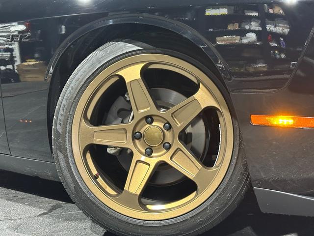 ダッジ・チャレンジャー ＳＸＴ　プラス　社外ＧＯＬＤ５スポーク２０インチアルミホイール　ブラックレザーシート　サンルーフ　ＡｐｐｌｅＣａｒＰｌａｙ　ＡｎｄｒｏｉｄＡｕｔｏ　バックカメラ　ＨＵＲＳＴフロアマット　ＥＴＣ（5枚目）