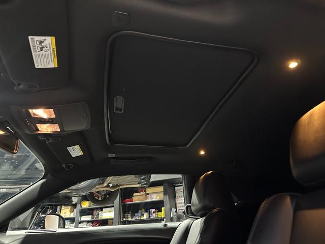 ダッジ・チャレンジャー ＳＸＴ　プラス　社外ＧＯＬＤ５スポーク２０インチアルミホイール　ブラックレザーシート　サンルーフ　ＡｐｐｌｅＣａｒＰｌａｙ　ＡｎｄｒｏｉｄＡｕｔｏ　バックカメラ　ＨＵＲＳＴフロアマット　ＥＴＣ（8枚目）