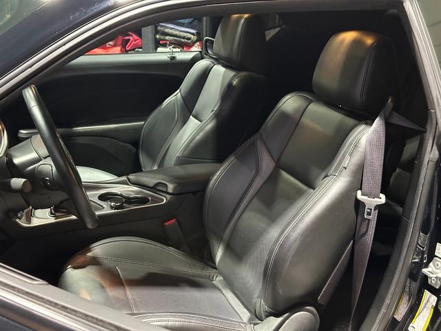 ダッジ・チャレンジャー ＳＸＴ　プラス　社外ＧＯＬＤ５スポーク２０インチアルミホイール　ブラックレザーシート　サンルーフ　ＡｐｐｌｅＣａｒＰｌａｙ　ＡｎｄｒｏｉｄＡｕｔｏ　バックカメラ　ＨＵＲＳＴフロアマット　ＥＴＣ（10枚目）