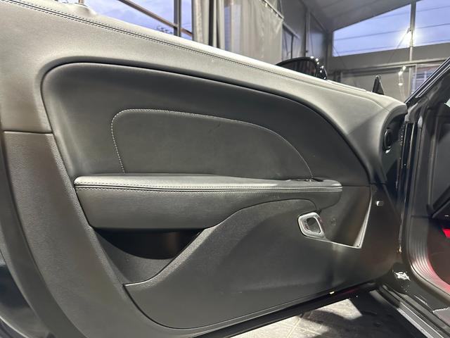 ダッジ・チャレンジャー ＳＸＴ　プラス　社外ＧＯＬＤ５スポーク２０インチアルミホイール　ブラックレザーシート　サンルーフ　ＡｐｐｌｅＣａｒＰｌａｙ　ＡｎｄｒｏｉｄＡｕｔｏ　バックカメラ　ＨＵＲＳＴフロアマット　ＥＴＣ（12枚目）