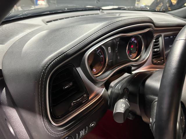 ダッジ・チャレンジャー ＳＸＴ　プラス　社外ＧＯＬＤ５スポーク２０インチアルミホイール　ブラックレザーシート　サンルーフ　ＡｐｐｌｅＣａｒＰｌａｙ　ＡｎｄｒｏｉｄＡｕｔｏ　バックカメラ　ＨＵＲＳＴフロアマット　ＥＴＣ（13枚目）