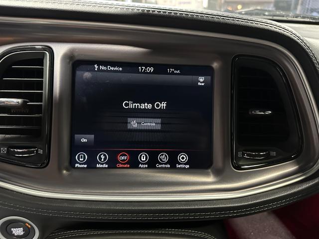 ダッジ・チャレンジャー ＳＸＴ　プラス　社外ＧＯＬＤ５スポーク２０インチアルミホイール　ブラックレザーシート　サンルーフ　ＡｐｐｌｅＣａｒＰｌａｙ　ＡｎｄｒｏｉｄＡｕｔｏ　バックカメラ　ＨＵＲＳＴフロアマット　ＥＴＣ（14枚目）