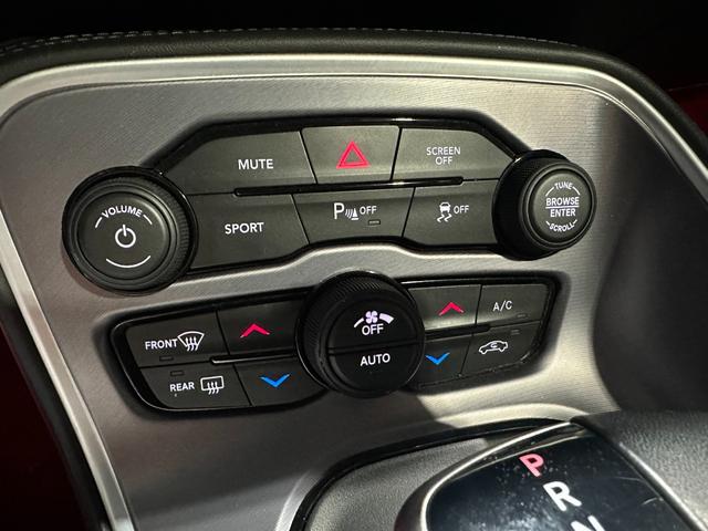 ダッジ・チャレンジャー ＳＸＴ　プラス　社外ＧＯＬＤ５スポーク２０インチアルミホイール　ブラックレザーシート　サンルーフ　ＡｐｐｌｅＣａｒＰｌａｙ　ＡｎｄｒｏｉｄＡｕｔｏ　バックカメラ　ＨＵＲＳＴフロアマット　ＥＴＣ（15枚目）