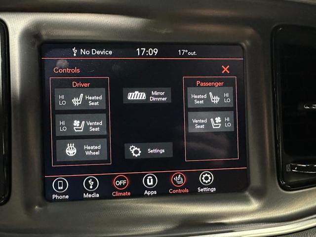 ダッジ・チャレンジャー ＳＸＴ　プラス　社外ＧＯＬＤ５スポーク２０インチアルミホイール　ブラックレザーシート　サンルーフ　ＡｐｐｌｅＣａｒＰｌａｙ　ＡｎｄｒｏｉｄＡｕｔｏ　バックカメラ　ＨＵＲＳＴフロアマット　ＥＴＣ（16枚目）