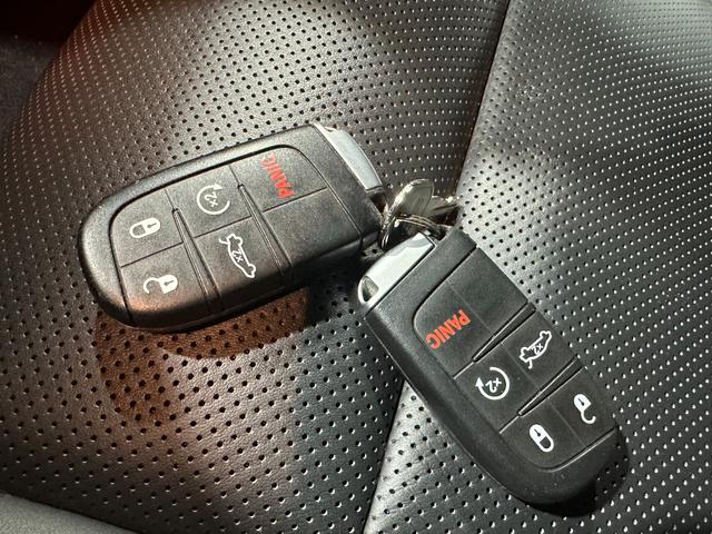 ダッジ・チャレンジャー ＳＸＴ　プラス　社外ＧＯＬＤ５スポーク２０インチアルミホイール　ブラックレザーシート　サンルーフ　ＡｐｐｌｅＣａｒＰｌａｙ　ＡｎｄｒｏｉｄＡｕｔｏ　バックカメラ　ＨＵＲＳＴフロアマット　ＥＴＣ（19枚目）