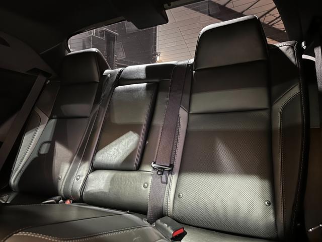 ダッジ・チャレンジャー ＳＸＴ　プラス　社外ＧＯＬＤ５スポーク２０インチアルミホイール　ブラックレザーシート　サンルーフ　ＡｐｐｌｅＣａｒＰｌａｙ　ＡｎｄｒｏｉｄＡｕｔｏ　バックカメラ　ＨＵＲＳＴフロアマット　ＥＴＣ（21枚目）