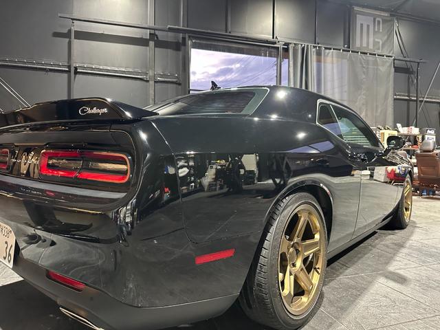 ダッジ・チャレンジャー ＳＸＴ　プラス　社外ＧＯＬＤ５スポーク２０インチアルミホイール　ブラックレザーシート　サンルーフ　ＡｐｐｌｅＣａｒＰｌａｙ　ＡｎｄｒｏｉｄＡｕｔｏ　バックカメラ　ＨＵＲＳＴフロアマット　ＥＴＣ（22枚目）