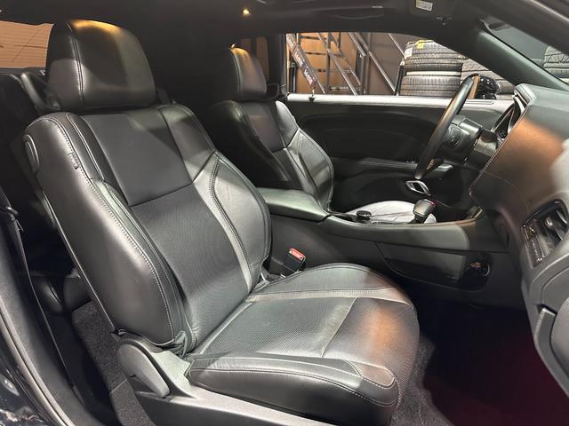 ダッジ・チャレンジャー ＳＸＴ　プラス　社外ＧＯＬＤ５スポーク２０インチアルミホイール　ブラックレザーシート　サンルーフ　ＡｐｐｌｅＣａｒＰｌａｙ　ＡｎｄｒｏｉｄＡｕｔｏ　バックカメラ　ＨＵＲＳＴフロアマット　ＥＴＣ（25枚目）