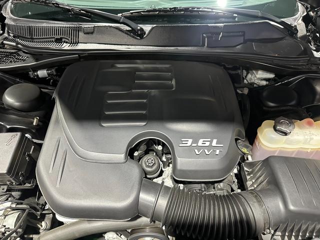 ダッジ・チャレンジャー ＳＸＴ　プラス　社外ＧＯＬＤ５スポーク２０インチアルミホイール　ブラックレザーシート　サンルーフ　ＡｐｐｌｅＣａｒＰｌａｙ　ＡｎｄｒｏｉｄＡｕｔｏ　バックカメラ　ＨＵＲＳＴフロアマット　ＥＴＣ（26枚目）