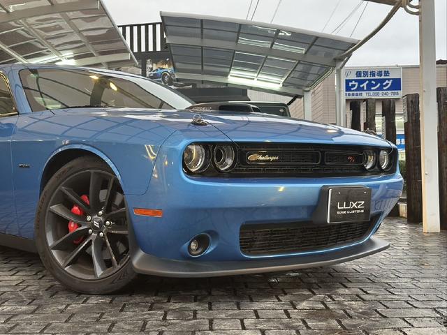 ダッジ・チャレンジャー Ｒ／Ｔ　サンルーフ　アルカンタラコンビレザーシート　シートヒーター／ベンチレーション　ｂｒｅｍｂｏレッドキャリパー　ＭＯＰＥＲボンネットピン　ステアリングヒーター（2枚目）