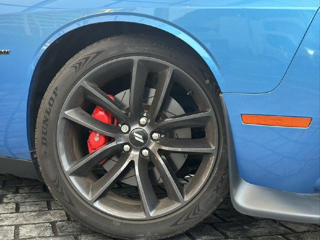 ダッジ・チャレンジャー Ｒ／Ｔ　サンルーフ　アルカンタラコンビレザーシート　シートヒーター／ベンチレーション　ｂｒｅｍｂｏレッドキャリパー　ＭＯＰＥＲボンネットピン　ステアリングヒーター（3枚目）