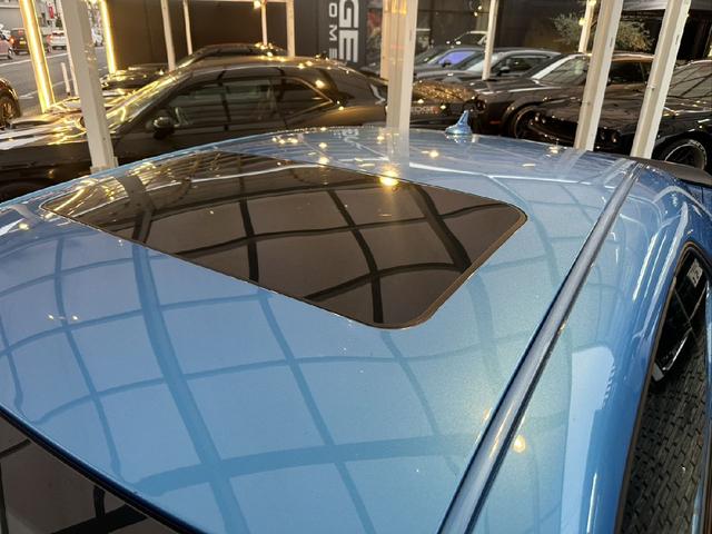 ダッジ・チャレンジャー Ｒ／Ｔ　サンルーフ　アルカンタラコンビレザーシート　シートヒーター／ベンチレーション　ｂｒｅｍｂｏレッドキャリパー　ＭＯＰＥＲボンネットピン　ステアリングヒーター（7枚目）