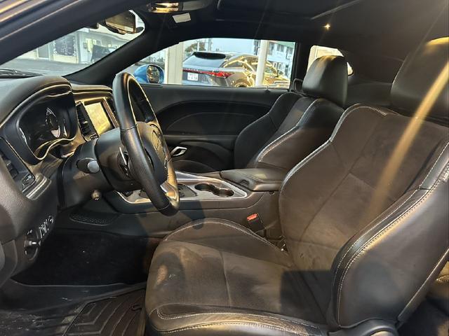 ダッジ・チャレンジャー Ｒ／Ｔ　サンルーフ　アルカンタラコンビレザーシート　シートヒーター／ベンチレーション　ｂｒｅｍｂｏレッドキャリパー　ＭＯＰＥＲボンネットピン　ステアリングヒーター（11枚目）