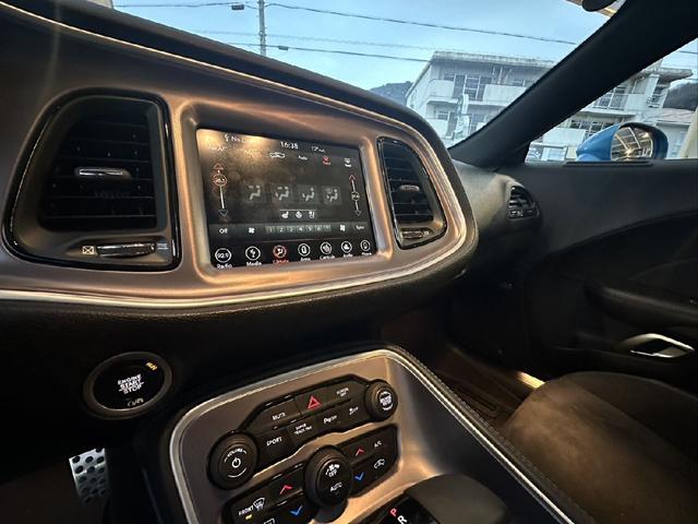ダッジ・チャレンジャー Ｒ／Ｔ　サンルーフ　アルカンタラコンビレザーシート　シートヒーター／ベンチレーション　ｂｒｅｍｂｏレッドキャリパー　ＭＯＰＥＲボンネットピン　ステアリングヒーター（12枚目）