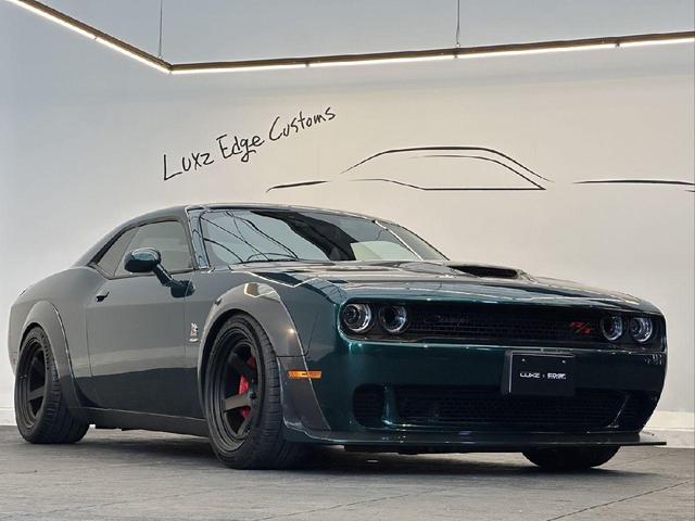 ダッジ・チャレンジャー Ｒ／Ｔスキャットパックワイド　ＩＮＯＺＥＴＥＫオールプロテクションラッピング仕様　カーボンボンネット／フェンダー／Ｆスポイラー／トランクスポイラー　ＢＣフォージド２０インチアルミ　左右４本出しマフラー（2枚目）