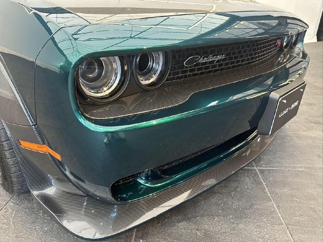 ダッジ・チャレンジャー Ｒ／Ｔスキャットパックワイド　ＩＮＯＺＥＴＥＫオールプロテクションラッピング仕様　カーボンボンネット／フェンダー／Ｆスポイラー／トランクスポイラー　ＢＣフォージド２０インチアルミ　左右４本出しマフラー（4枚目）