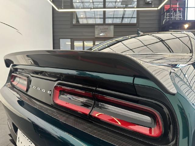 ダッジ・チャレンジャー Ｒ／Ｔスキャットパックワイド　ＩＮＯＺＥＴＥＫオールプロテクションラッピング仕様　カーボンボンネット／フェンダー／Ｆスポイラー／トランクスポイラー　ＢＣフォージド２０インチアルミ　左右４本出しマフラー（6枚目）