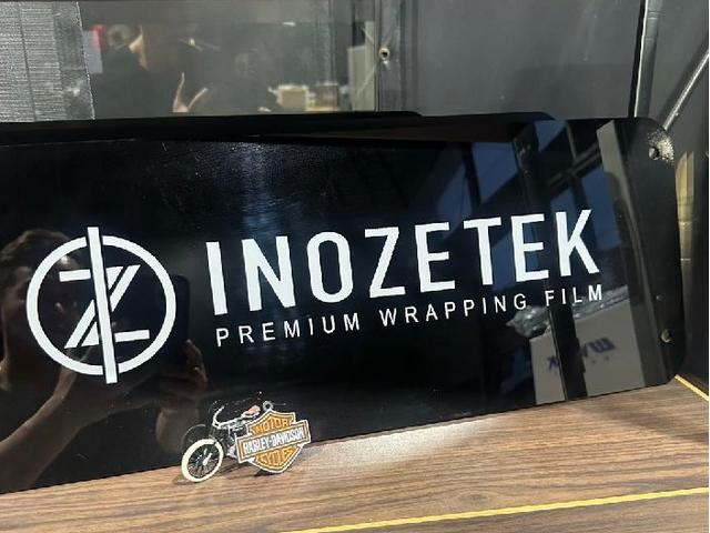 ダッジ・チャレンジャー Ｒ／Ｔスキャットパックワイド　ＩＮＯＺＥＴＥＫオールプロテクションラッピング仕様　カーボンボンネット／フェンダー／Ｆスポイラー／トランクスポイラー　ＢＣフォージド２０インチアルミ　左右４本出しマフラー（8枚目）