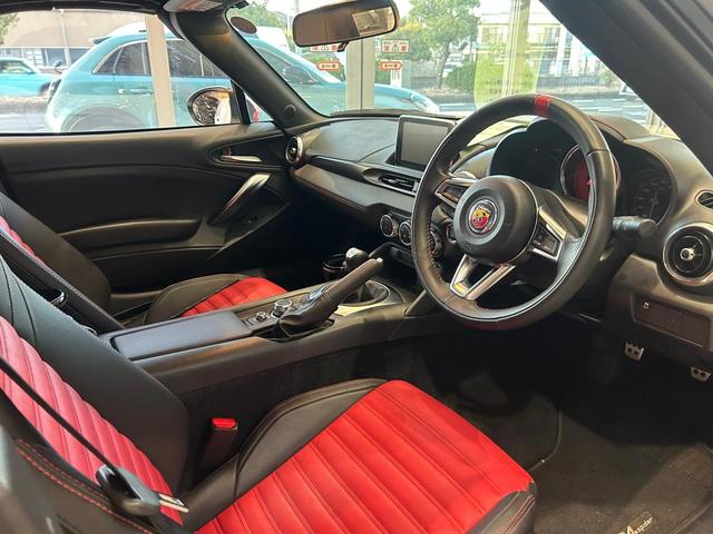 アバルト１２４ スパイダー ベースグレード　右ハンドルＭＴ　レコモン　ワンオーナー　認定中古車保証　禁煙車（11枚目）