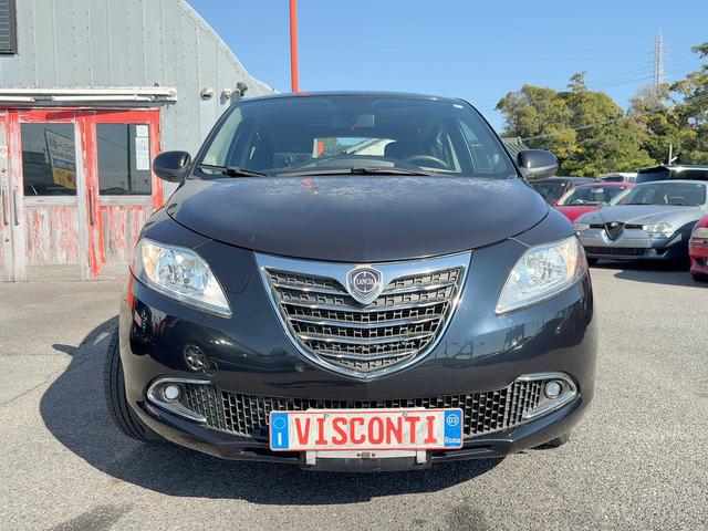 イプシロン ベースグレード　新車並行輸入車　ランチア　イプシロン　ＰＬＡＴＩＮＡ　５速ＡＴ　ガラスサンルーフ　ハーフレザーシート　純正１６インチアルミホイール　社外ナビ　フロントドライブレコーダー　バックカメラ（2枚目）