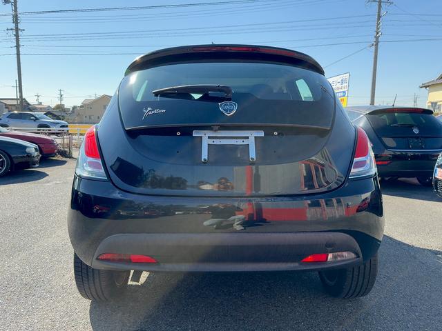 イプシロン ベースグレード　新車並行輸入車　ランチア　イプシロン　ＰＬＡＴＩＮＡ　５速ＡＴ　ガラスサンルーフ　ハーフレザーシート　純正１６インチアルミホイール　社外ナビ　フロントドライブレコーダー　バックカメラ（3枚目）