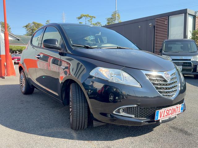 イプシロン ベースグレード　新車並行輸入車　ランチア　イプシロン　ＰＬＡＴＩＮＡ　５速ＡＴ　ガラスサンルーフ　ハーフレザーシート　純正１６インチアルミホイール　社外ナビ　フロントドライブレコーダー　バックカメラ（6枚目）