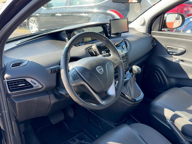 イプシロン ベースグレード　新車並行輸入車　ランチア　イプシロン　ＰＬＡＴＩＮＡ　５速ＡＴ　ガラスサンルーフ　ハーフレザーシート　純正１６インチアルミホイール　社外ナビ　フロントドライブレコーダー　バックカメラ（15枚目）