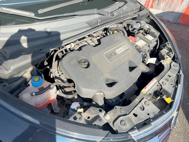 イプシロン ベースグレード　新車並行輸入車　ランチア　イプシロン　ＰＬＡＴＩＮＡ　５速ＡＴ　ガラスサンルーフ　ハーフレザーシート　純正１６インチアルミホイール　社外ナビ　フロントドライブレコーダー　バックカメラ（17枚目）