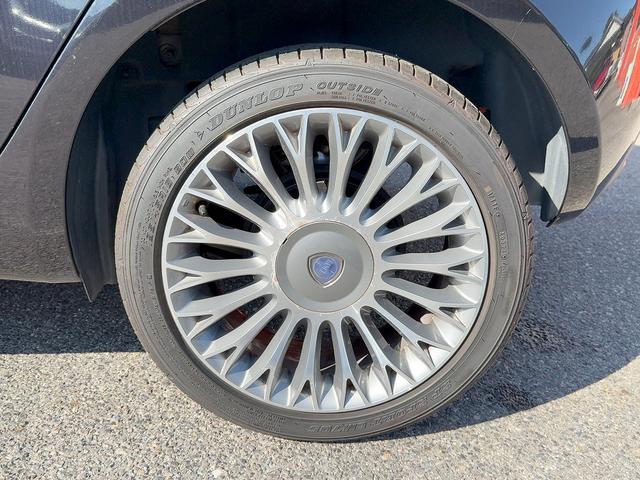 イプシロン ベースグレード　新車並行輸入車　ランチア　イプシロン　ＰＬＡＴＩＮＡ　５速ＡＴ　ガラスサンルーフ　ハーフレザーシート　純正１６インチアルミホイール　社外ナビ　フロントドライブレコーダー　バックカメラ（20枚目）