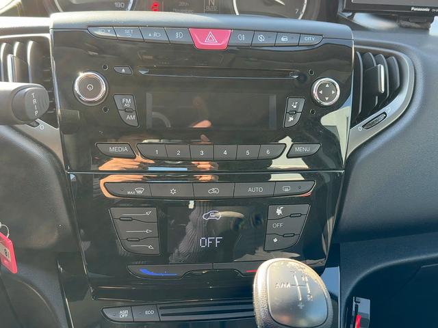 イプシロン ベースグレード　新車並行輸入車　ランチア　イプシロン　ＰＬＡＴＩＮＡ　５速ＡＴ　ガラスサンルーフ　ハーフレザーシート　純正１６インチアルミホイール　社外ナビ　フロントドライブレコーダー　バックカメラ（22枚目）