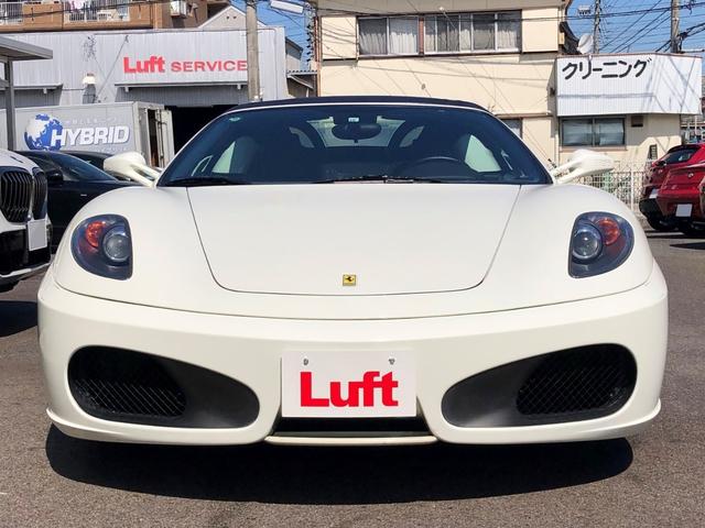 Ｆ４３０スパイダー Ｆ１　バックカメラ　バイキセノン　１９インチアルミ　レッドキャリパー　ネイビーブルーソフトトップ　ウインドディフレクター　カラードロールバー　レザーダッシュボード　ネイビーブルーレザーシート　レッドメーター（5枚目）