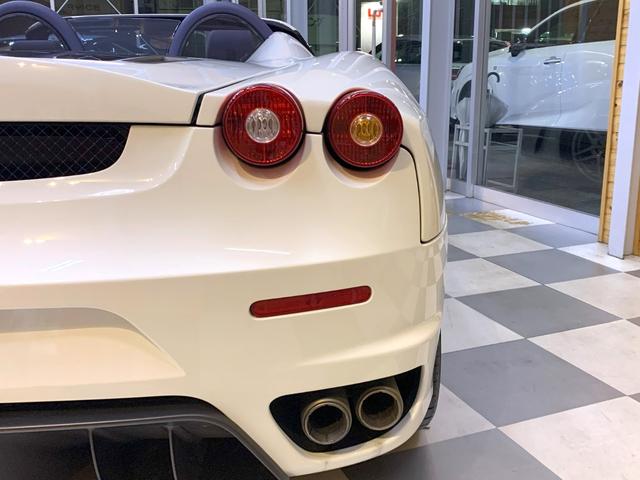 Ｆ４３０スパイダー Ｆ１　バックカメラ　バイキセノン　１９インチアルミ　レッドキャリパー　ネイビーブルーソフトトップ　ウインドディフレクター　カラードロールバー　レザーダッシュボード　ネイビーブルーレザーシート　レッドメーター（10枚目）