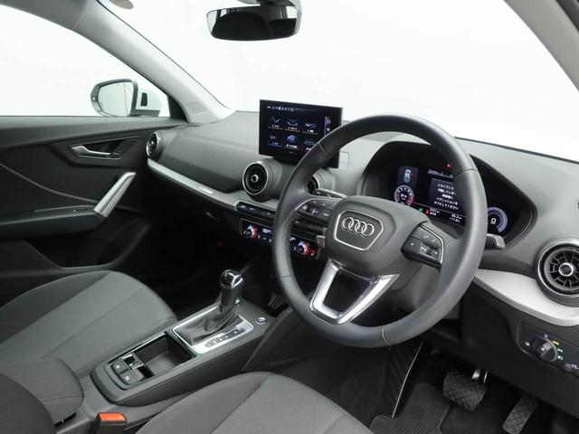 ステアリングに付いているマルチファンクションスイッチでオーディオ機器などの操作ができます