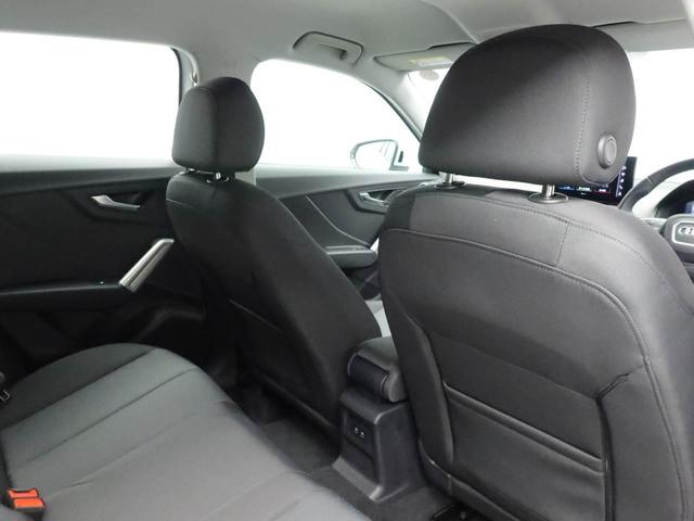 前席シート背もたれ背面に冊子等を収納出来ます