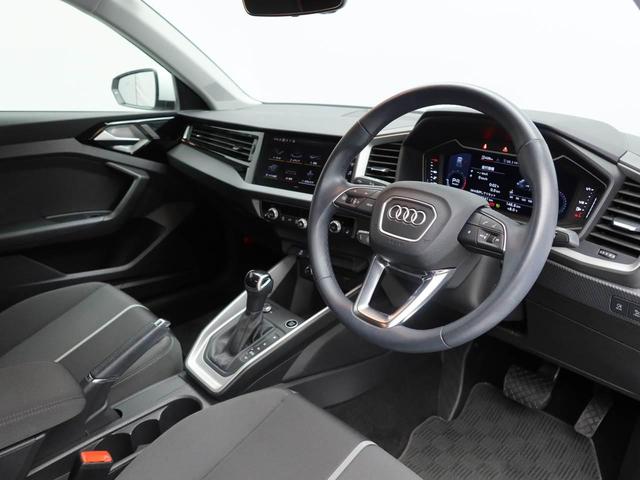 �X�e�A�����O�ɕt���Ă���}���`�t�@���N�V�����X�C�b�`�ŃI�[�f�B�I�@��Ȃǂ̑��삪�ł��܂�