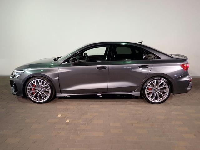 RS3 ベースグレード 認定中古車・ファインナッパレザー ハニカムステッチング・ダンピングコントロールサスペンション・スポーツエキゾーストシステム・Audirings&ブラックスタイリングパッケージ(3枚目)