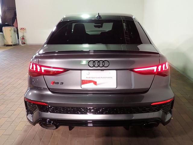 RS3 ベースグレード 認定中古車・ファインナッパレザー ハニカムステッチング・ダンピングコントロールサスペンション・スポーツエキゾーストシステム・Audirings&ブラックスタイリングパッケージ(5枚目)