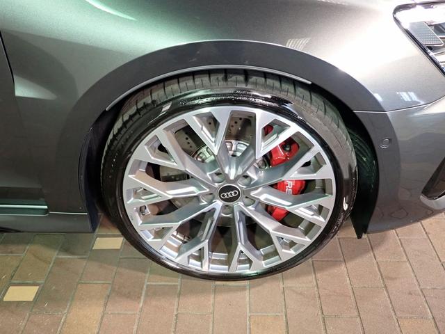 RS3 ベースグレード 認定中古車・ファインナッパレザー ハニカムステッチング・ダンピングコントロールサスペンション・スポーツエキゾーストシステム・Audirings&ブラックスタイリングパッケージ(7枚目)