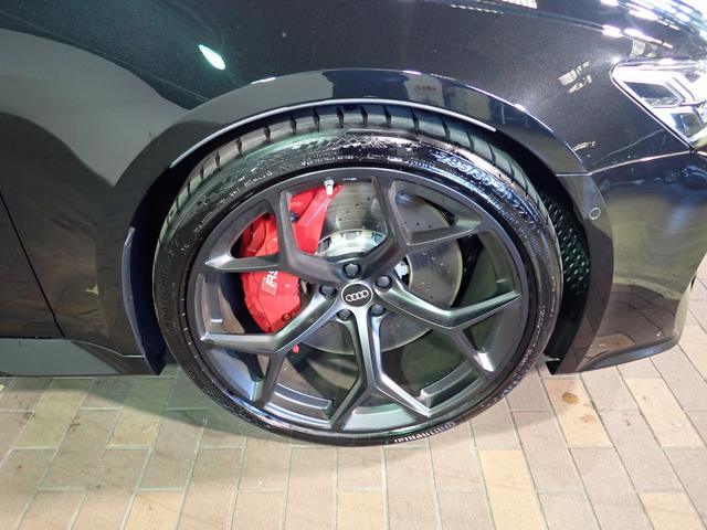 ＲＳ６アバント パフォーマンス ベースグレード　認定中古車・ワンオーナー・ＲＳスポーツエキゾーストシステム・デコラティブパネル　カーボン　ツイル・ブラックスタイリングパッケージ・カラードブレーキキャリパー　レッド・ＲＳ専用シート・シートヒーター（7枚目）