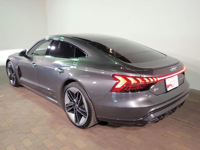 ＲＳ ｅ－トロンＧＴ ベースグレード　認定中古車・テクノロジーパッケージ・レザーフリーパッケージ・２１インチホイール・レッドキャリパー・パワーシート・パワーテールゲート・マトリクスヘッドライト・サラウンドビュー・ガラスルーフ・シートヒータ（4枚目）