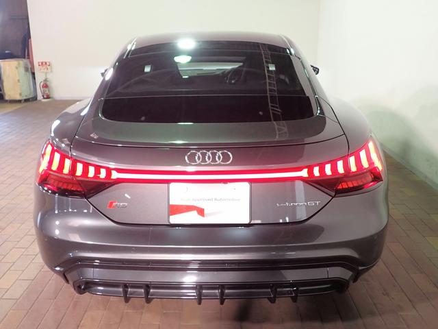 ＲＳ ｅ－トロンＧＴ ベースグレード　認定中古車・テクノロジーパッケージ・レザーフリーパッケージ・２１インチホイール・レッドキャリパー・パワーシート・パワーテールゲート・マトリクスヘッドライト・サラウンドビュー・ガラスルーフ・シートヒータ（5枚目）