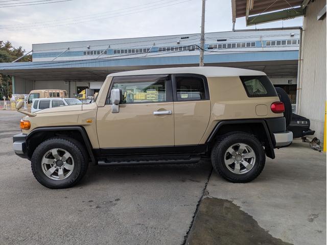 ＦＪクルーザー ベースグレード　ナビ　ＥＴＣ　バックカメラ　夏・冬タイヤホイール付き　ＡＴ車（10枚目）