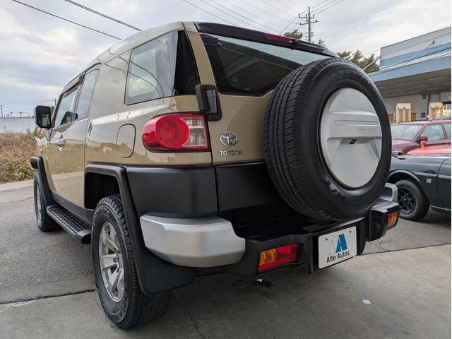ＦＪクルーザー ベースグレード　ナビ　ＥＴＣ　バックカメラ　夏・冬タイヤホイール付き　ＡＴ車（13枚目）