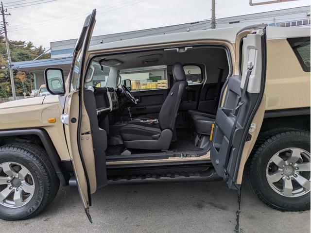 ＦＪクルーザー ベースグレード　ナビ　ＥＴＣ　バックカメラ　夏・冬タイヤホイール付き　ＡＴ車（18枚目）