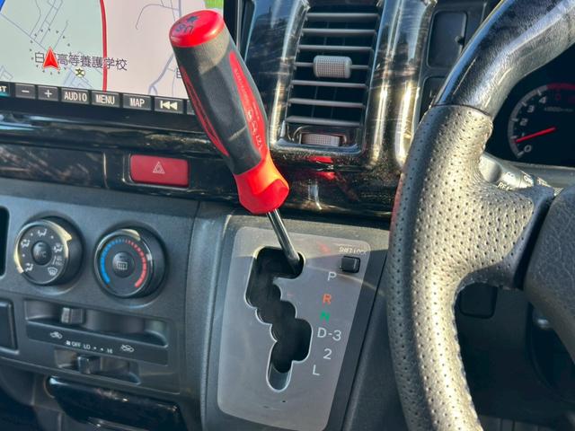 ハイエースバン 　４ＷＤ　ＥＴＣ　バックカメラ　ナビ　両側スライドドア　ＡＴ　Ｂｌｕｅｔｏｏｔｈ　エアコン　パワーウィンドウ　運転席エアバッグ（13枚目）