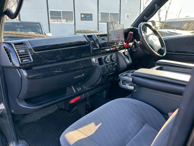 ハイエースバン 　４ＷＤ　ＥＴＣ　バックカメラ　ナビ　両側スライドドア　ＡＴ　Ｂｌｕｅｔｏｏｔｈ　エアコン　パワーウィンドウ　運転席エアバッグ（26枚目）